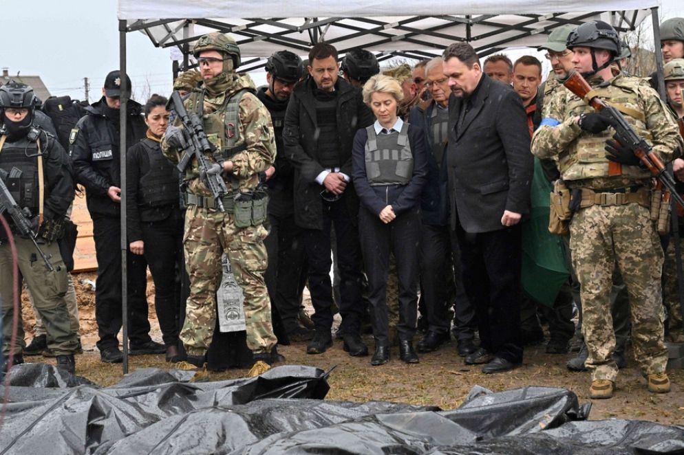 La presidente della Commissione Ue Ursula von der Leyen a Bucha - Ansa