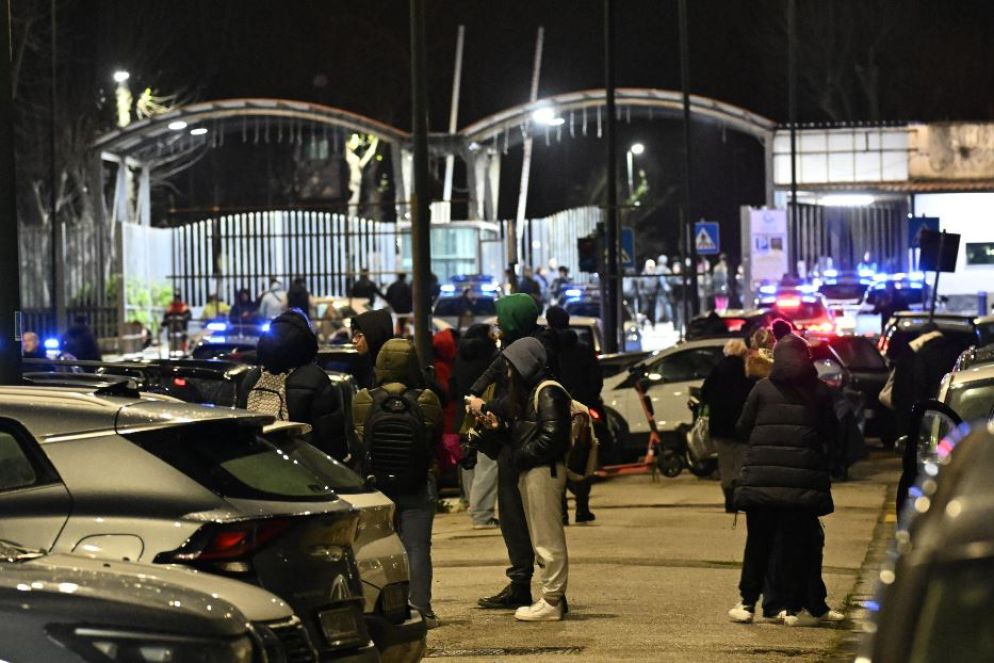 Panico a Napoli. Persona in strada, dopo la scossa, vicino all'ex base Nato a Bagnoli - Ansa
