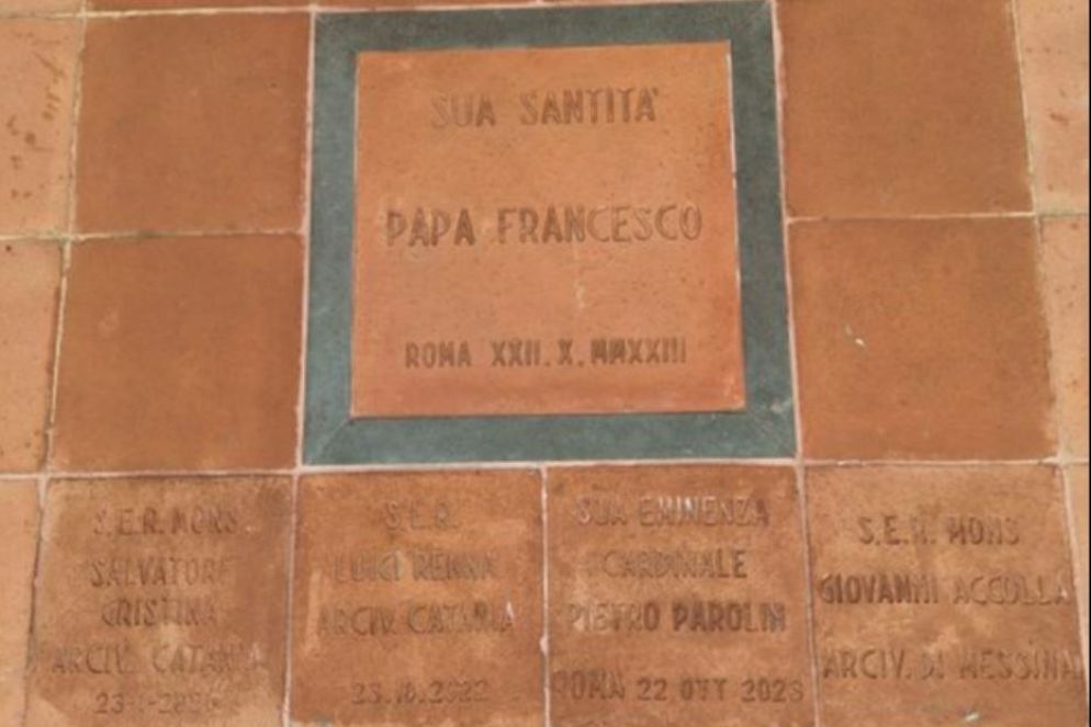 La mattonella acquistata dal Papa con inciso il suo nome, accanto a quello di altri presuli che hanno aderito all'iniziativa - .