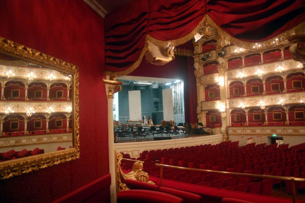 L'intero del teatro Petruzzelli di Bari - Ansa