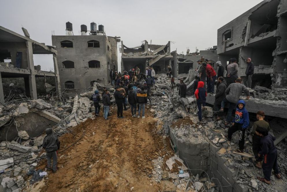 Si cercano sopravvissuti dopo un raid israeliano su Deir Al Balah - ANSA