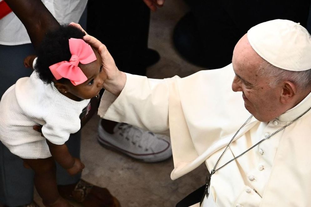Il Papa con una bambina - ANSA