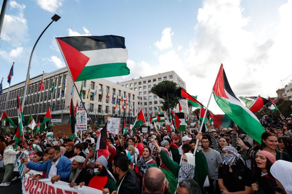 Il corteo all'altezza ella Fao dove è stata sottratta la bandiera di Israele - Ansa