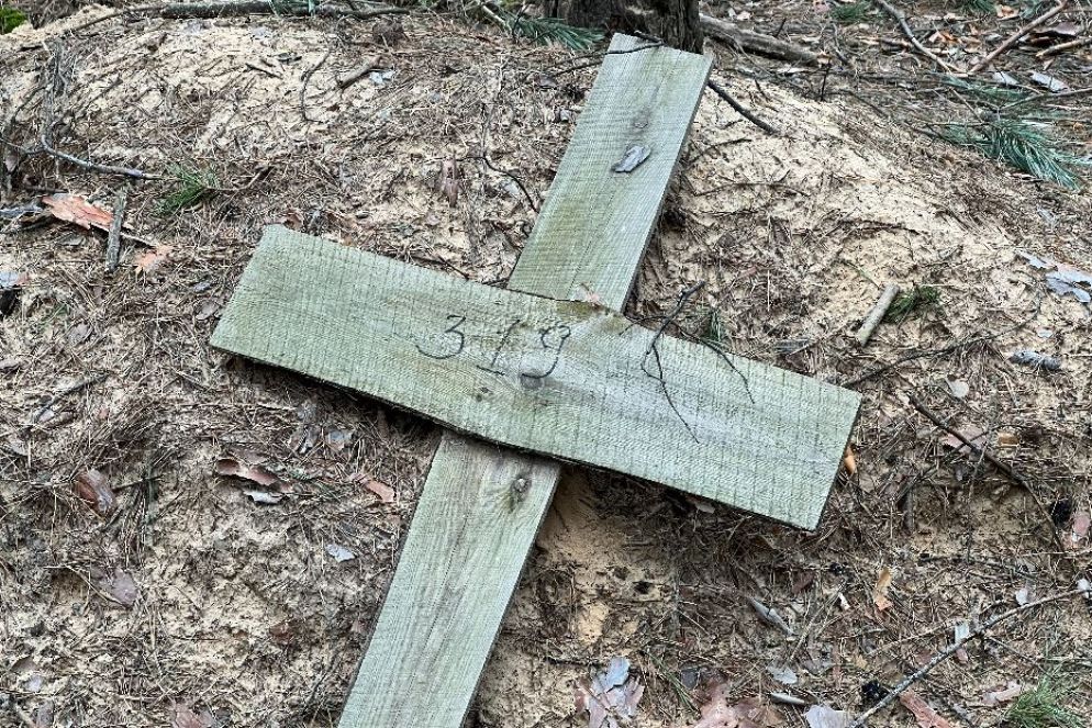 Nella fossa comune di Izyum il luogo dove è stato trovato il cadavere di Volodymyr Vakulenko, lo scrittore di libri per l’infanzia, ucciso dai russi - Gambassi