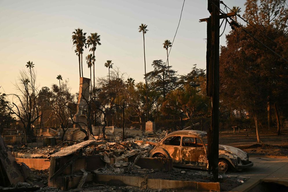 Devastazione in una strada di Altadena - Ansa