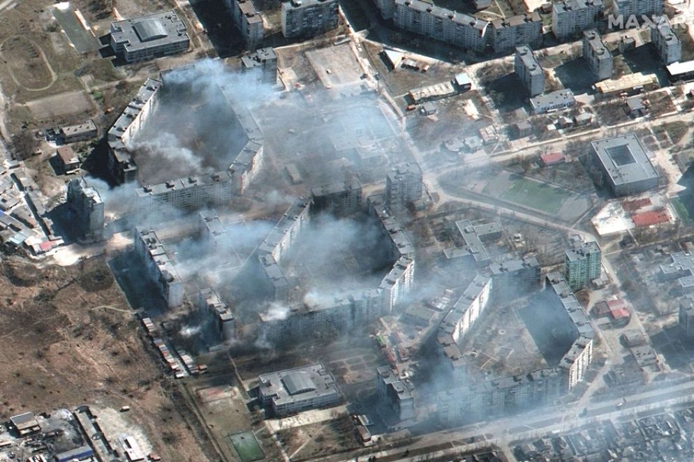 Un'immagine satellitare del 19 marzo mostra edifici incendiati a Mariupol - ©2022 Maxar Technologies/Handout via REUTERS
