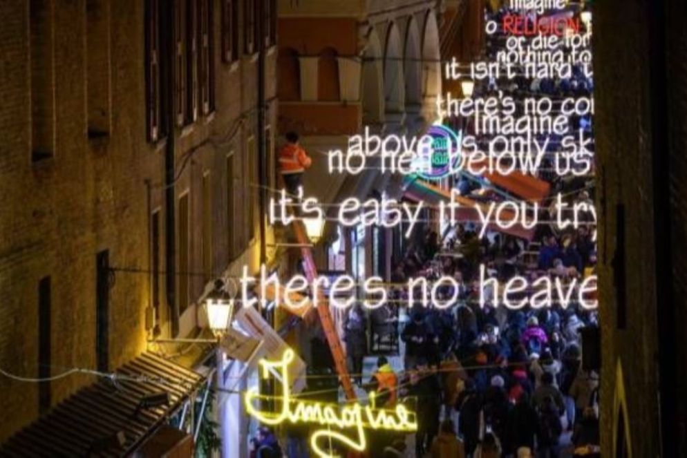 Le luminarie con le parole della canzone "Imagine" a Bologna