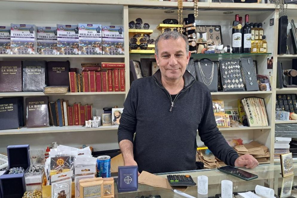 Quello di Nizar è l'unico negozio di souvenir rimasto aperto nei pressi della basilica dell'Annunciazione