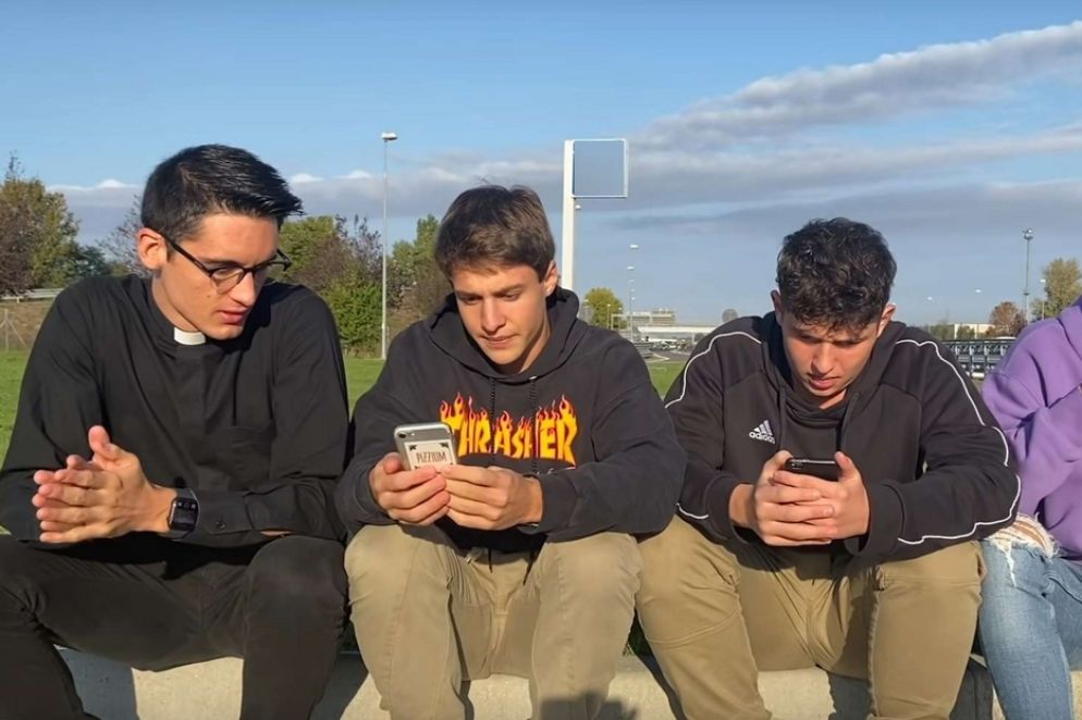 Don Alberto Ravagnani con alcuni ragazzi dell'oratorio di Busto Arsizio - .