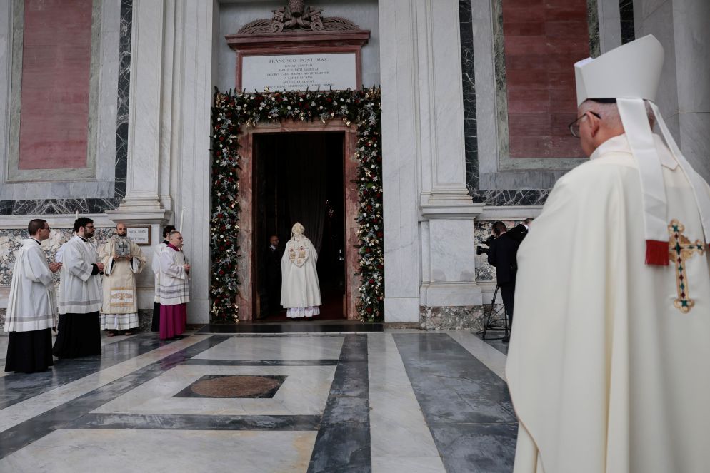Il cardinale James Harvey apre la Porta Santa di San Paolo fuori le Mura - ANSA