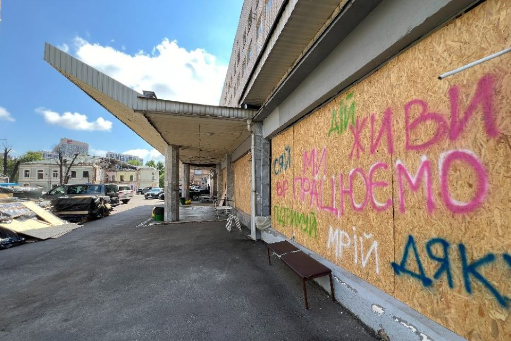 La scritta "Stiamo ancora lavorando" lasciata dal personale dell'ospedale pediatrico di Kiev - Gambassi