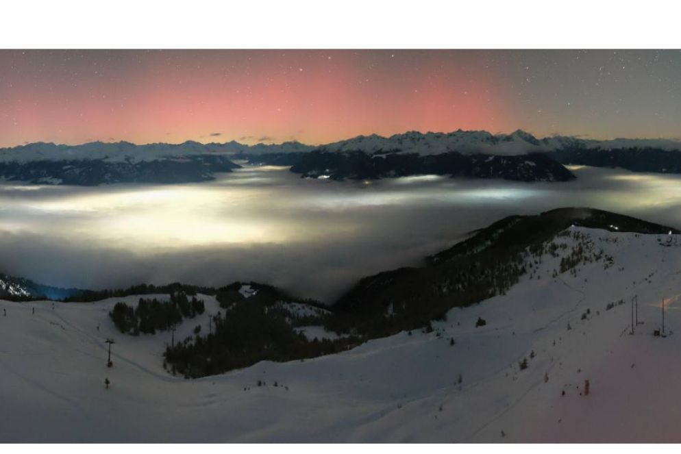 L'aurora boreale vista dalle piste da sci di Plan de Corones, in provincia di Bolzano - Ansa