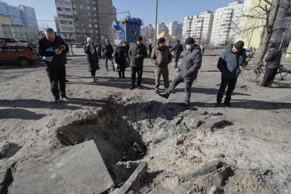 Dopo il coprifuoco, la gente di Kiev scende in strada. Dappertutto, dopo una notte di intensi bombardamenti, c’era solo distruzione - Ansa