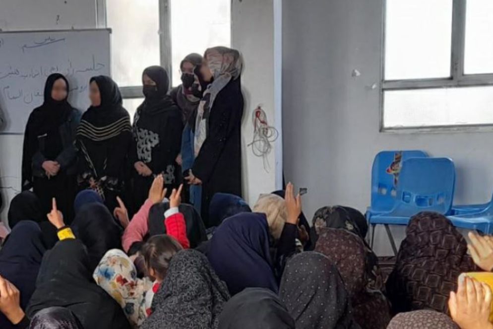 Delroba e le sue compagne mentre fanno lezione alle ragazze espulse dalle scuole - .