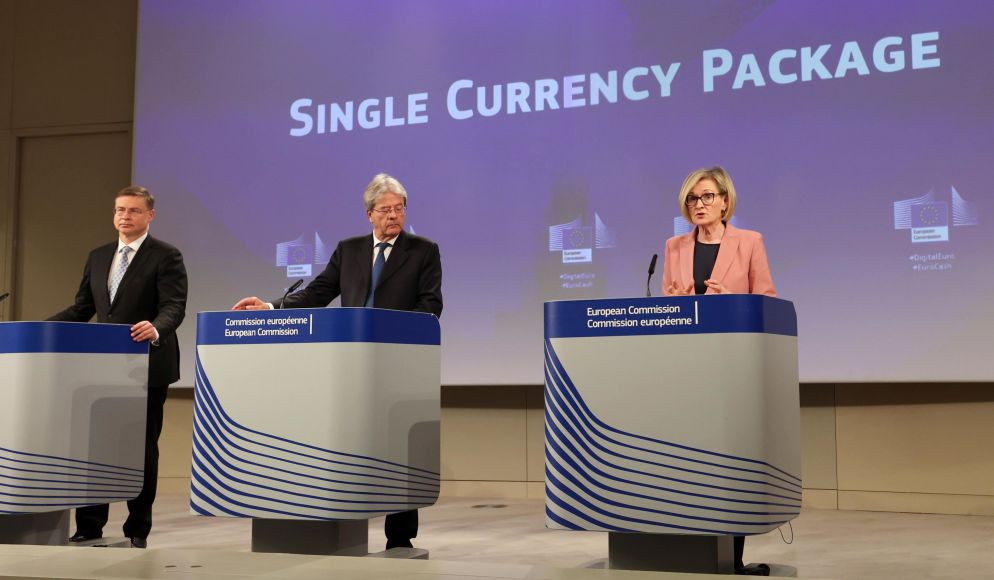 I commissari europei Valdis Dombrovskis, Paolo Gentiloni e Mairead McGuinness presentano il Single Currency Package - Ansa