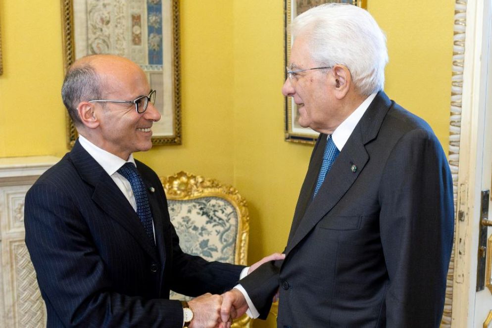 Il presidente dell'Anac Giuseppe Busia stringe la mano al capo dello Stato Sergio Mattarella - Ansa