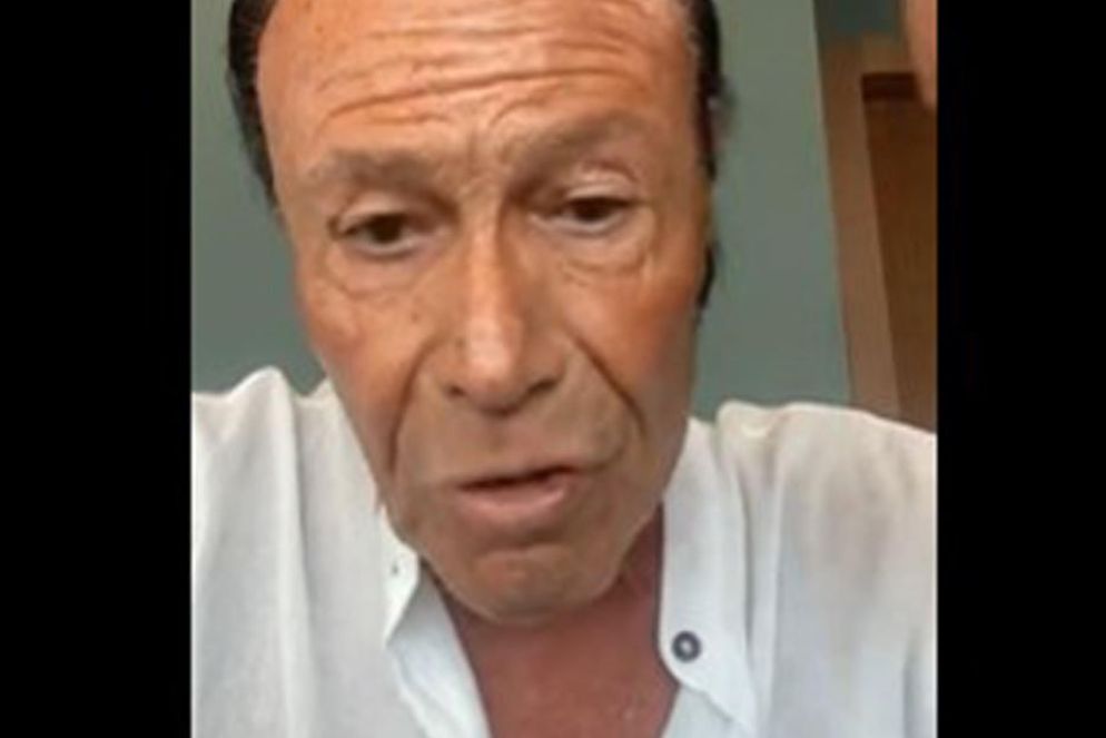 Un frame del video con cui Antonello Venditti si è scusato sui social per gli insulti alla ragazza disabile che lo ha “disturbato” durante il suo concerto - Ansa