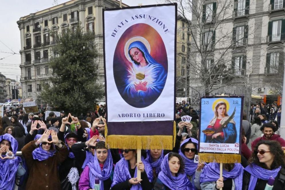 Le manifestanti di "Non una di meno" con il cartello offensivo in una parodia di processione religiosa - Ansa