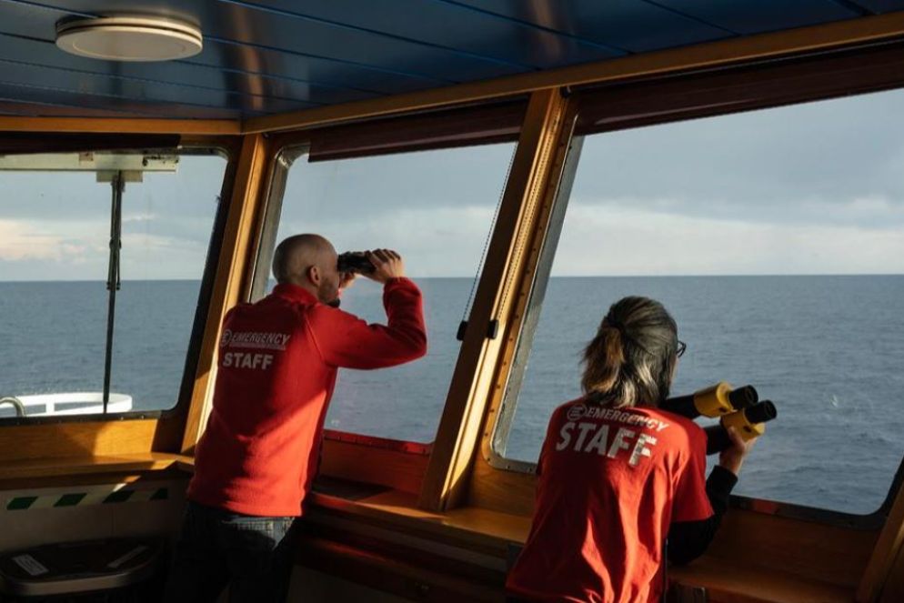 Il capo missione Emanuele Nannini scruta il mare alla ricerca di imbarcazioni - Giulio Piscitelli per Emergency