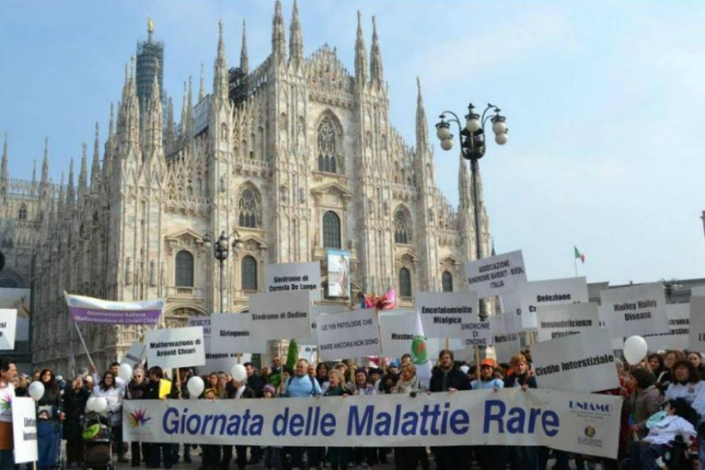 La Marcia dei malati rari sabato 25 febbraio a Milano, sui cartelli i nomi delle patologie - Foto Uniamo