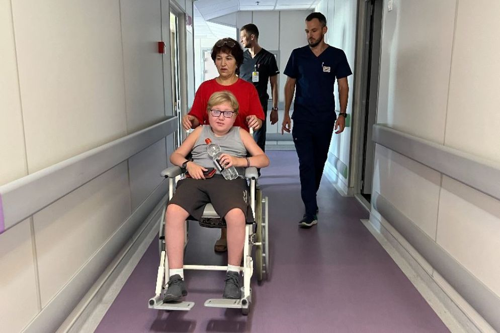 Kateryna Gelensnyk spinge la carrozzina di suo figlio Vadim: erano in ospedale quando il missile è arrivato - Gambassi