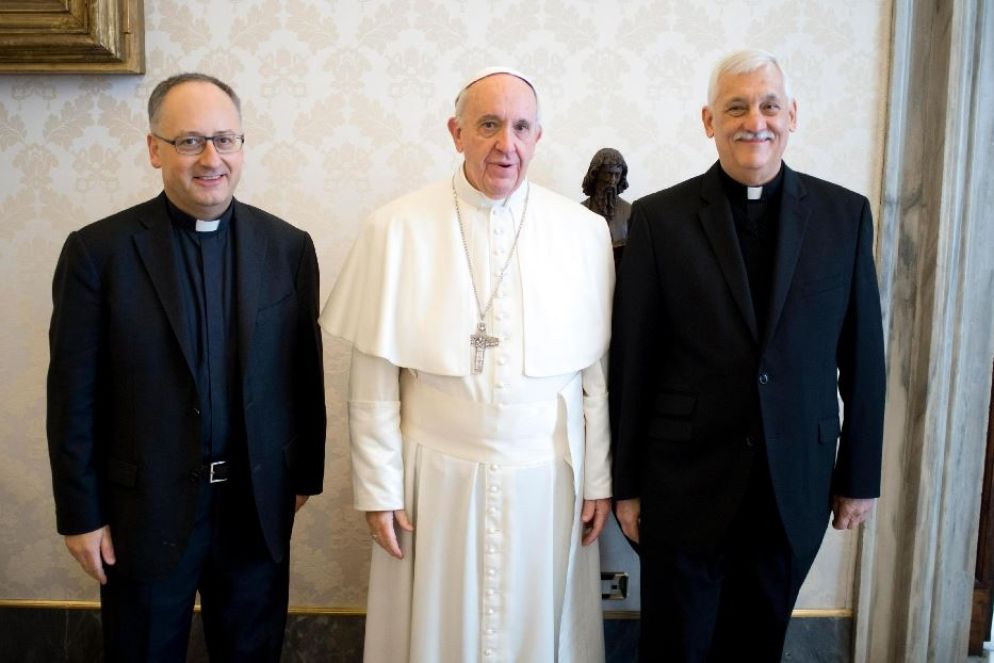 Da sinistra, padre Antonio Spadaro, papa Francesco e padre Arturo Sosa Abascal, preposito generale della Compagnia di Gesù - Ansa