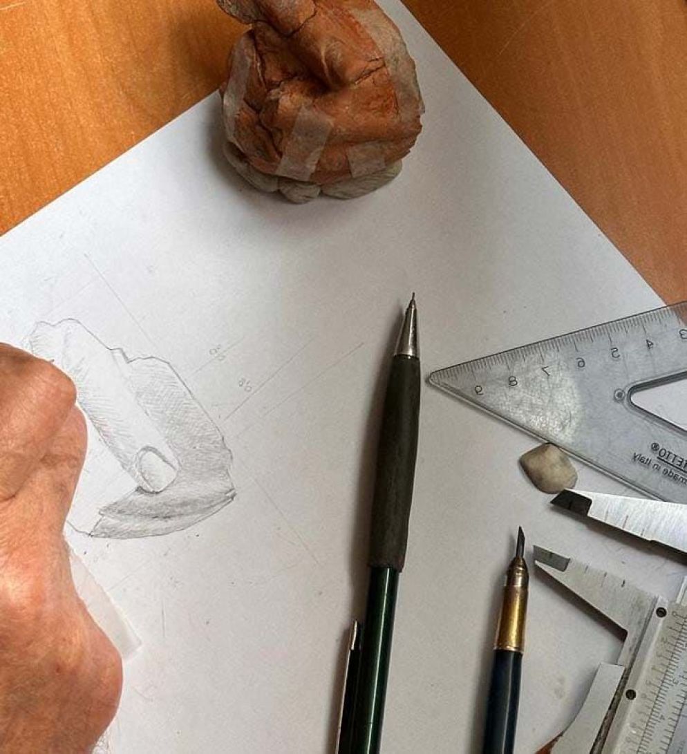 I resti di un vaso per libagioni ittita al disegno il frammento riproduce una mano che tiene una coppella - Università di Pisa