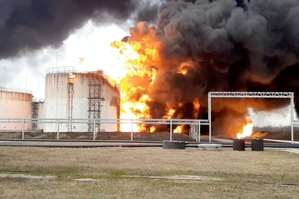 In fiamme 8 depositi a Belgorod. Mosca accusa Kiev: «Peserà sul negoziato» - Reuters