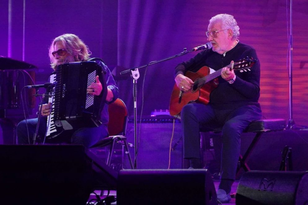 Giorgio Conte sul palco dell-Ariston durante la 45ma edizione del Premio Tenco