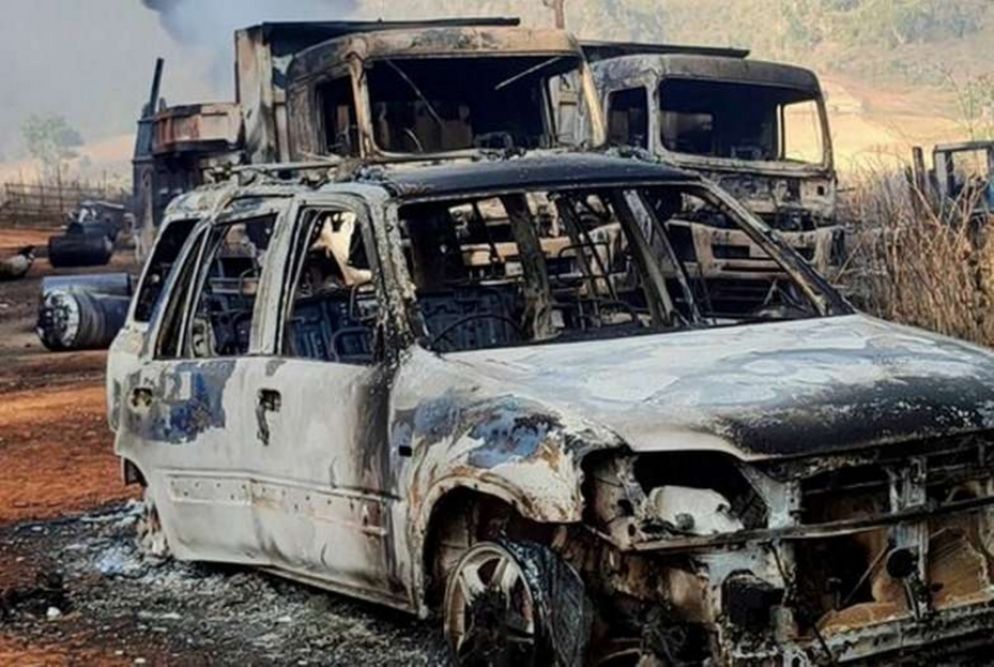 Il convoglio assalito e distrutto, in una delle foto che stanno circolando su Twitter. Tra queste ci sono immagini terribili che non pubblichiamo - da Twitter