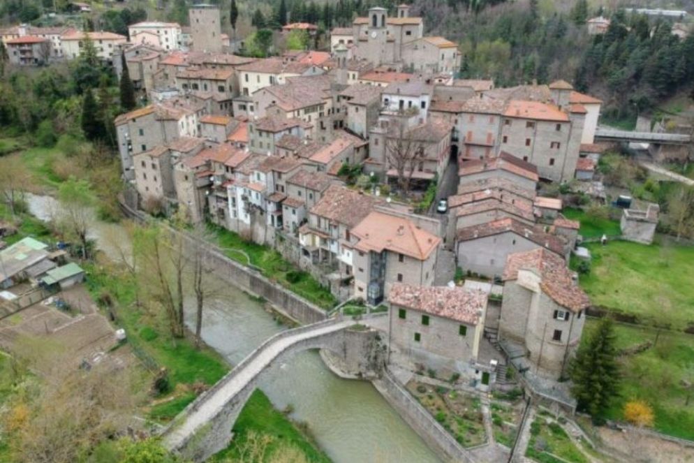 Veduta aerea di Portico di Romagna, borgo di 350 abitanti a 35 chilometri da Forlì e 70 da Firenze, le cui vie in queste settimane si "popolano" di presepi - .