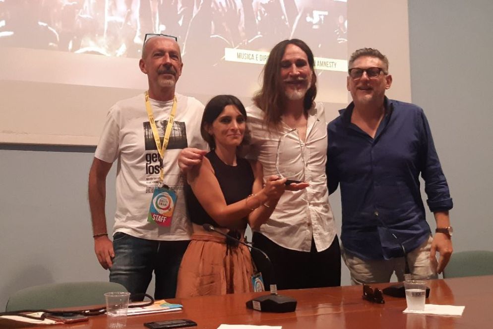 Manuel Agnelli riceve il Premio Amnesty Italia sezione Big da Michele Lionello, Francesca Corbo e il sindaco di Rovigo Edoardo Gaffeo - Foto di Angela Calvini