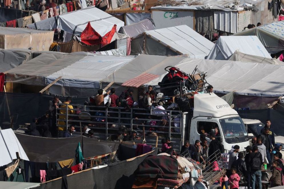 Palestinesi in fuga dal campo profughi Khan Yunis all'avvicinarsi dei combattimenti di terra - Reuters