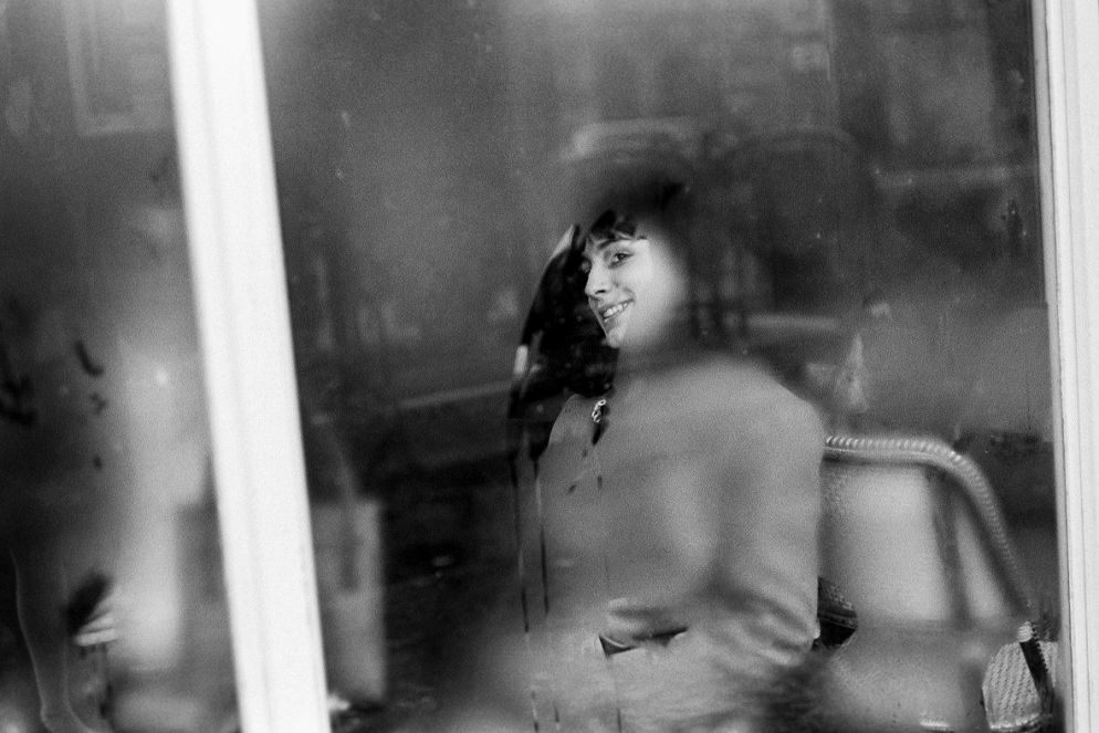 Il gioco degli sguardi in un bistrot, Parigi, 1955. - Mario Dondero