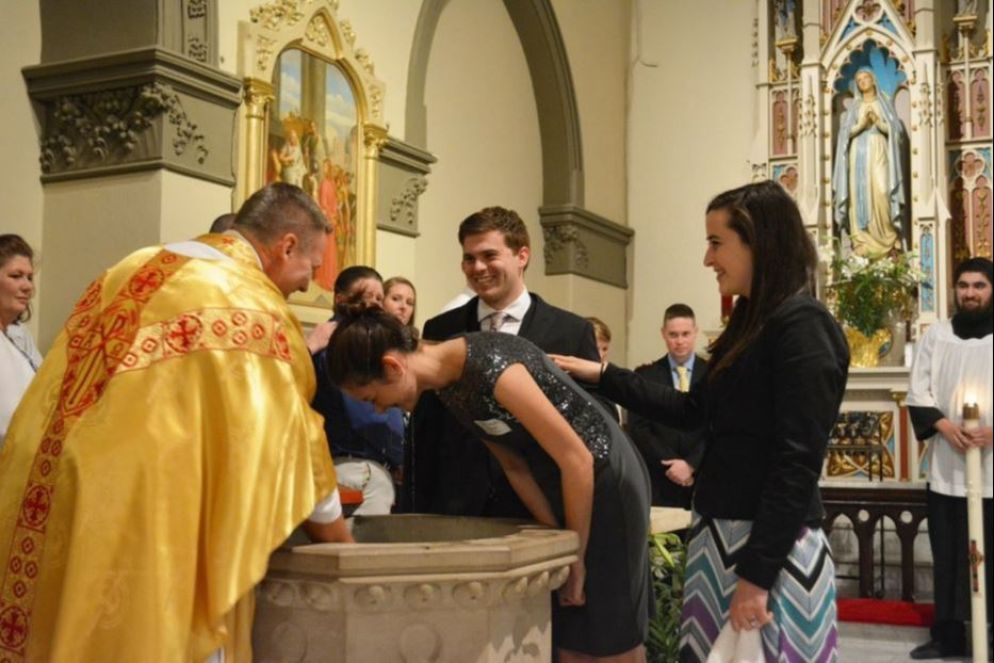 Un Battesimo degli adulti - Archivio Avvenire