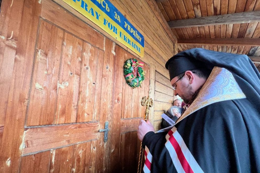 Il vescovo greco-cattolico Maksym Ryabukha apre la Porta del Giubileo a Kramatorsk, nella regione di Donetsk, lungo la linea del fronte - Gambassi