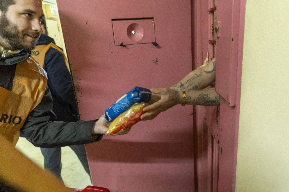 I detenuti di alta sicurezza donano attraverso le sbarre di Opera - Banco alimentare