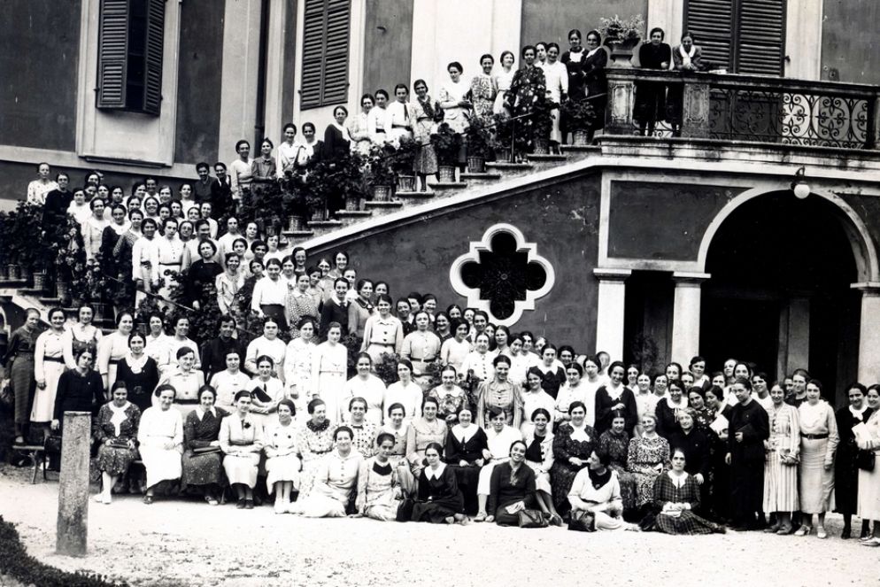 Incontro della Gioventù femminile di Azione Cattolica presso l'Apostolico Istituto del Sacro Cuore di Castelnuovo Fogliani. In seconda fila, sedute, da destra, Armida Barelli e la marchesina Teresa Pallavicino - .