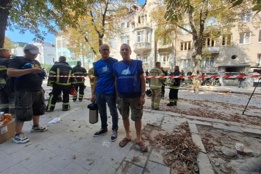 I volontari di Sant'Egidio fra i palazzi devastati dai due missili russi piombati su Leopoli - Sant'Egidio