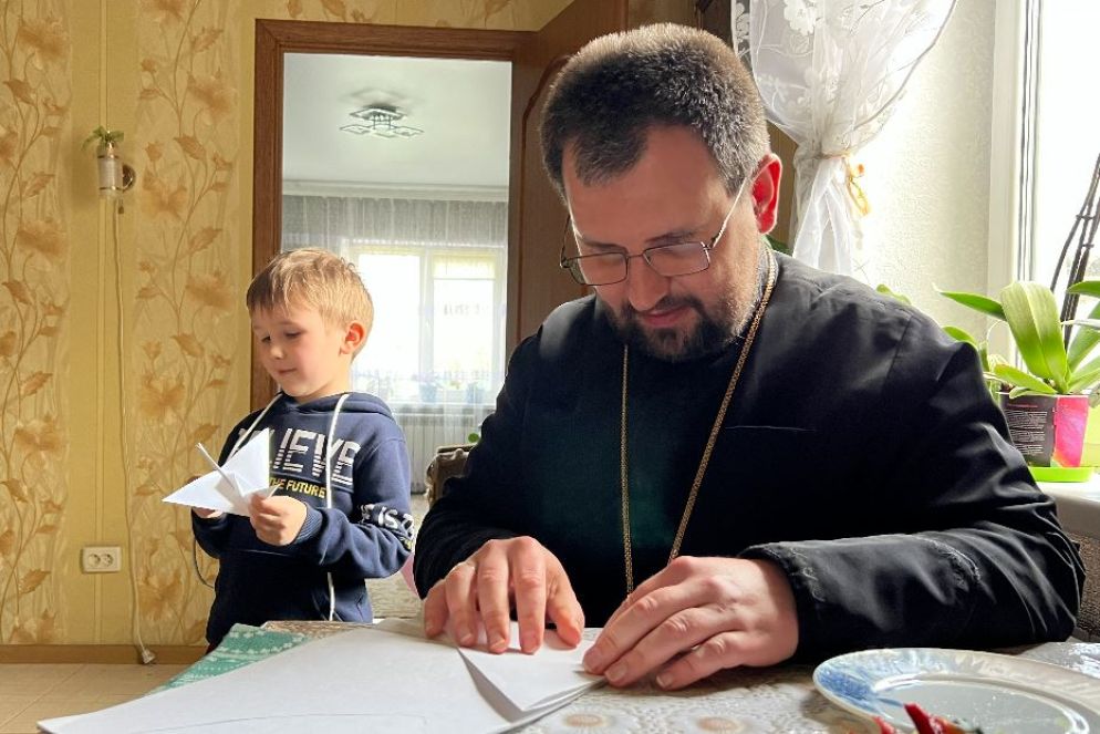 Il vescovo Maksym Ryabukha con un bambino del Donbass nella casa di famiglia - Gambassi