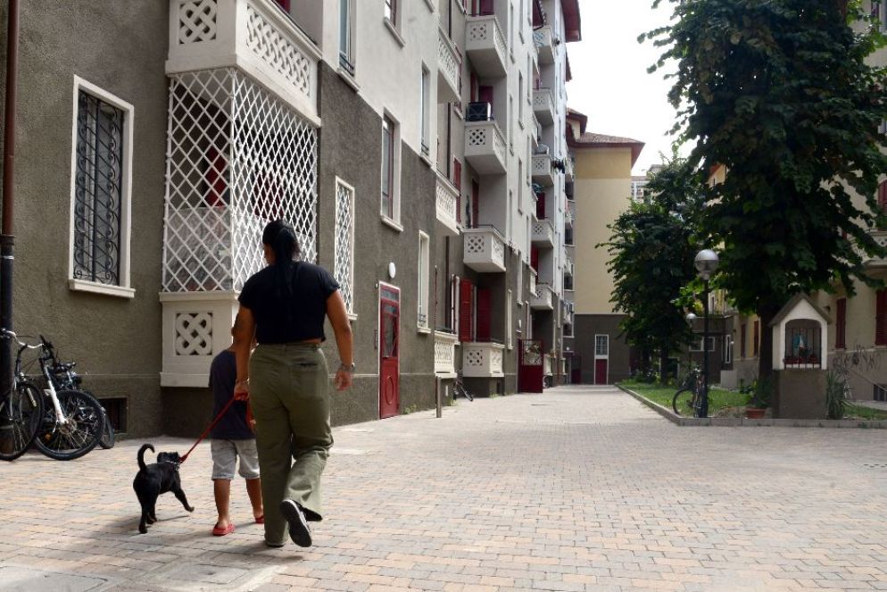 Milano: il cortile sul quale si affaccia la "Casa dello Studente beato Carlo Acutis", stretta fra le case popolari del quartiere Stadera e una Rsa - Fotogramma
