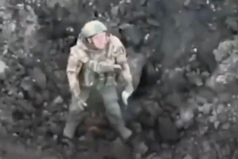 A Bakhmut, un soldato russo ha segnalato a un drone ucraino di volersi arrendere. Gli è stato lanciato un biglietto con scritto “Segui il velivolo” - .