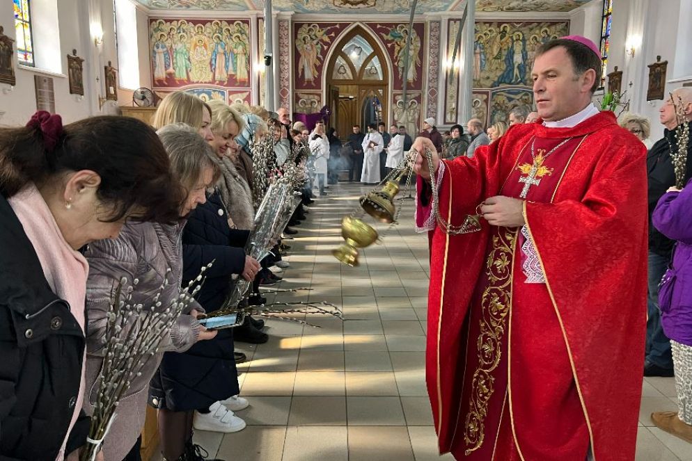 La Messa della Domenica delle Palme nella Cattedrale di Kharkiv con il vescovo Pavlo Honcharuk - Gambassi