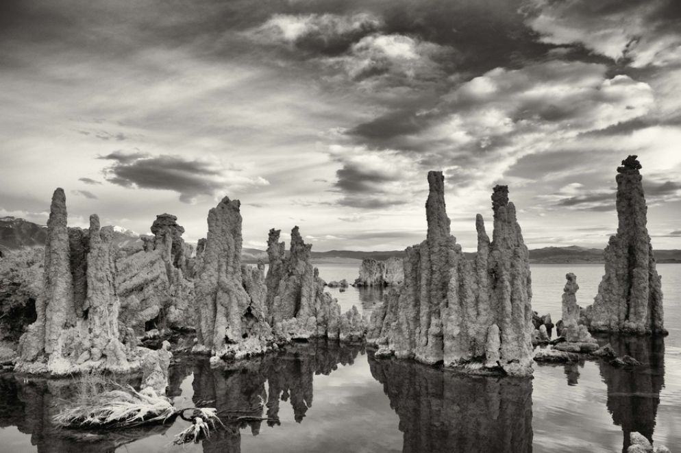 Uno scatto di Cara Weston, nipote del celebre Edward, in mostra a Brescia: Mono Lake, 2012 - © Cara Weston