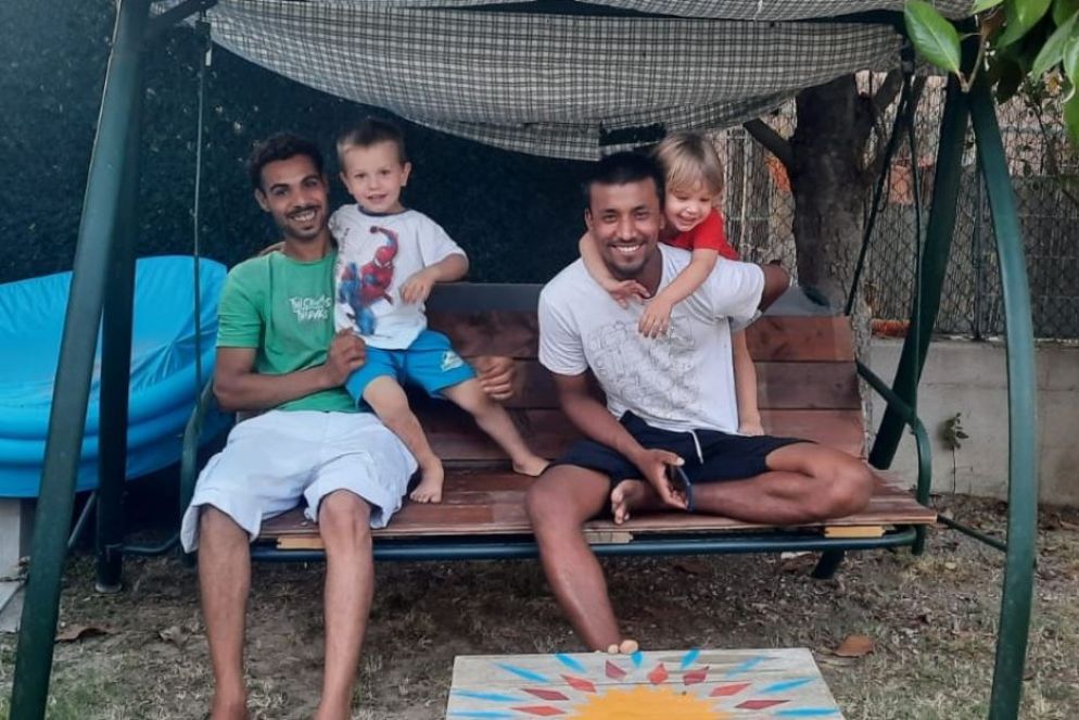 Due dei ragazzi ospitati a CasaMondo giovcano con Santiago e Cecilia - Papa Giovanni XXIII