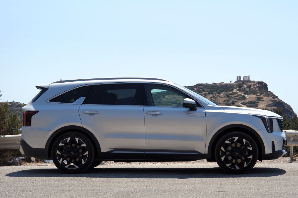 Sullo sfondo il tempio di Poseidone a Capo Sunio - .