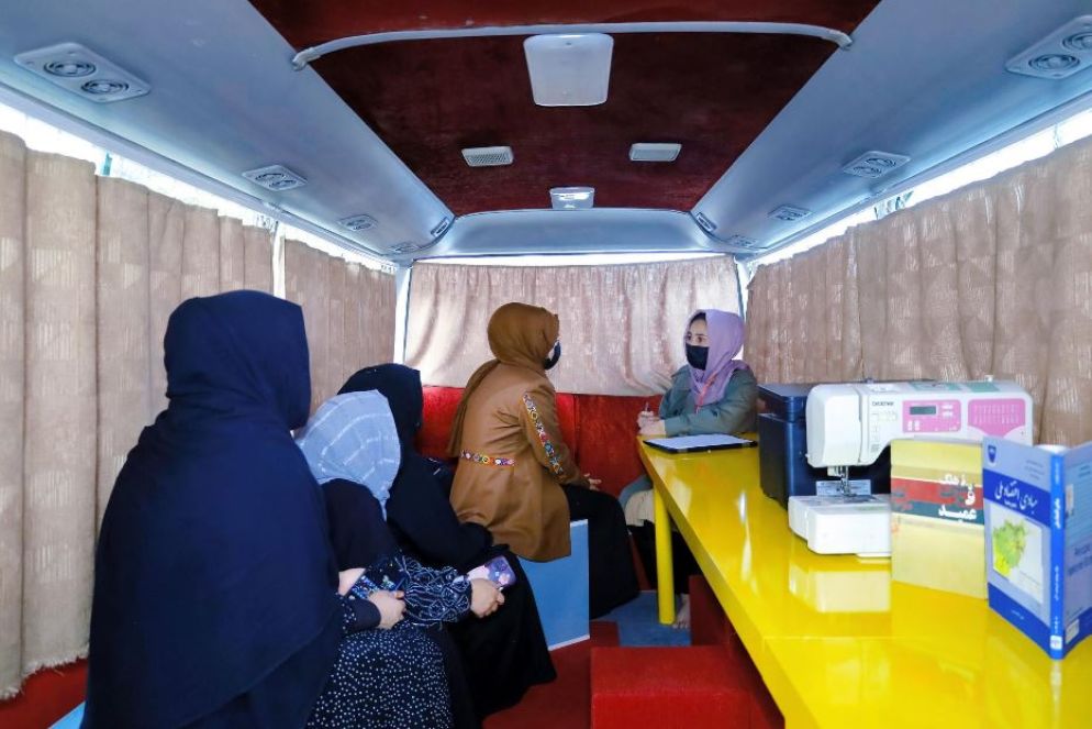 Il bus che offre sostegno e formazione alle donne afghane - Otb