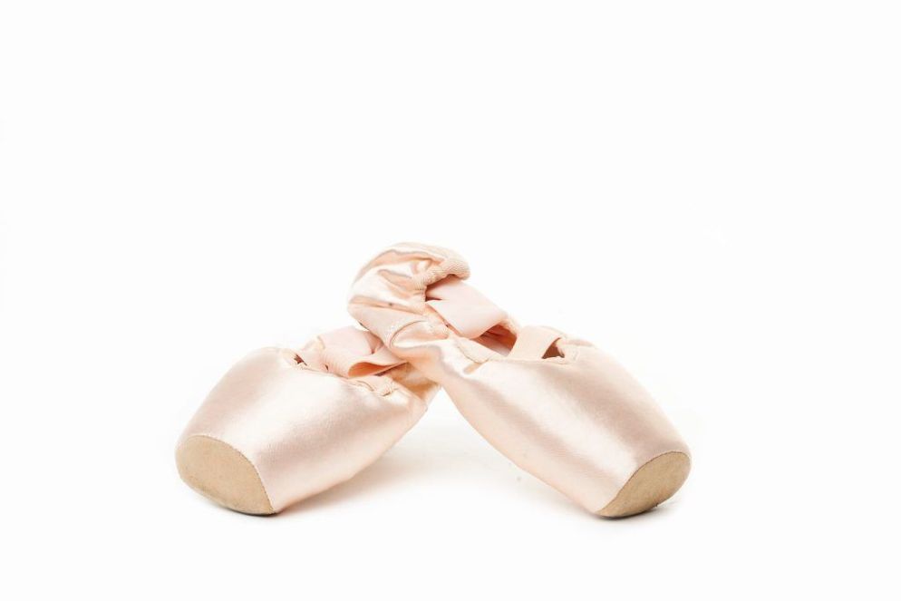 Le scarpette da danza indossate durante una lezione su Zoom interrotta da un bombardanmento - War Childhood Museum