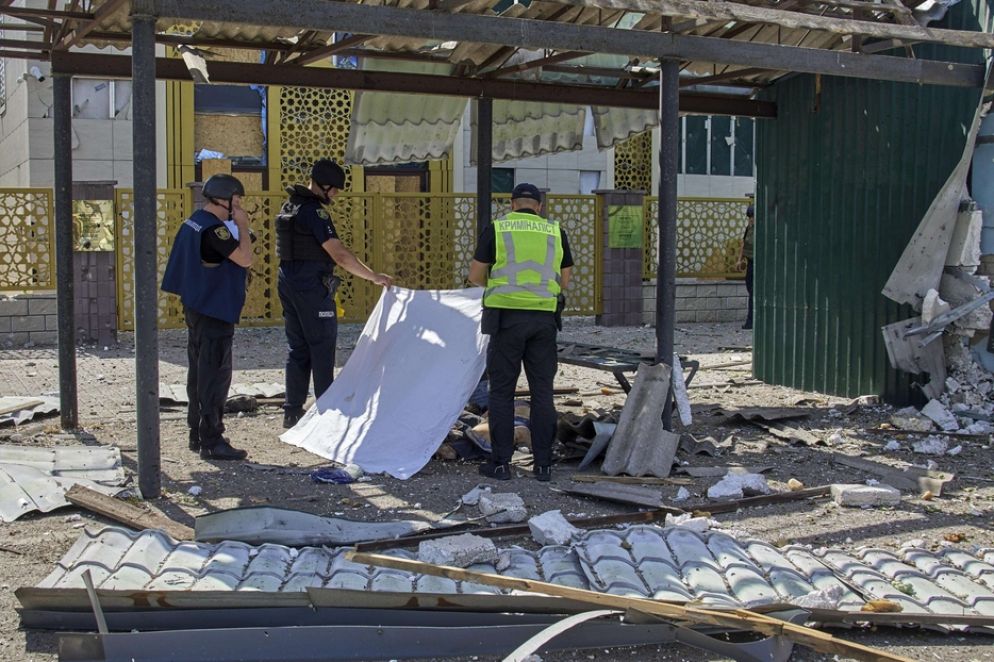 La distruzione dopo un attacco missilistico russo a Kharkiv in Ucraina - Ansa