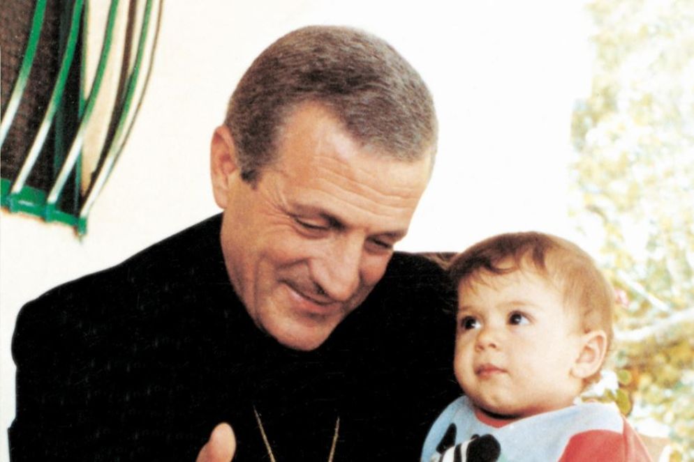 Una celebre immagine di don Tonino Bello - Foto d'archivio